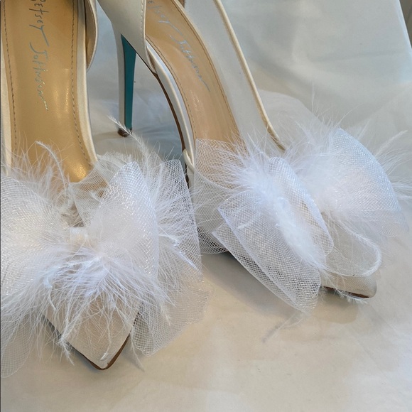 Betsey Johnson Cream and White Stiletto Heels with Feather Embellishments - Picture 9 of 9